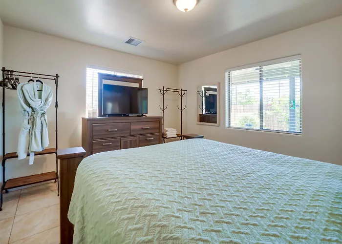 3 Mi To Dtwn Red Rock Retreat With Patio Holiday home