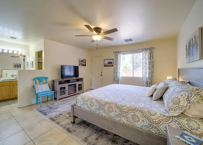 Holiday home 3 Mi To Dtwn Red Rock Retreat With Patio