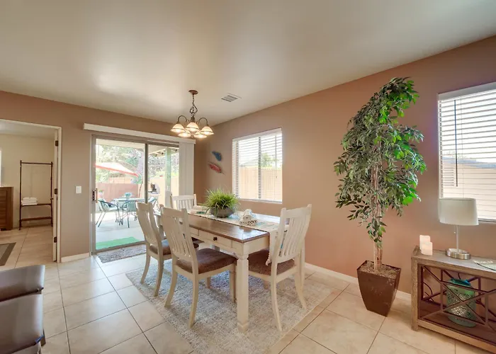 3 Mi To Dtwn Red Rock Retreat With Patio Holiday home