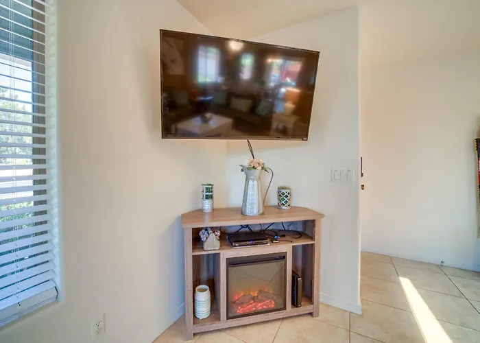 Holiday home 3 Mi To Dtwn Red Rock Retreat With Patio *